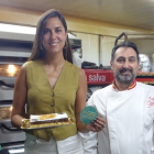 Blanca Jiménez, concejala de Eventos, Turismo y Marca Ciudad, junto a Rafael Mesonero, presidente de la Asociación de Confiteros de Valladolid, en la presentación del postre de Nuestra Señora de San Lorenzo. -AYUNTAMIENTO VALLADOLID