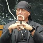 El luchador Hulk Hogan demandó a una web por difundir un vídeo donde se le ve practicando sexo con la esposa de un amigo.-TWITTER