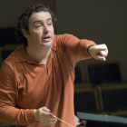 El director de orquesta Juanjo Mena, premiado con el Nacional de Música.-EFE / SANTIAGO TORRALBA