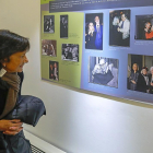 Elisa Delibes, hija de Miguel Delibes, observa una fotografía en la que su padre aparece junto a la escritora  Carmen Martín Gaite.-J. M. LOSTAU