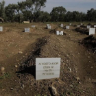 Tumba de un niño de 12 años ahogado, sin identificar, en una explanada en la isla de Lesbos.-EFE / ORESTIS PANAGIOTOU