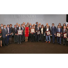 Los premiados posan en la foto de familia con el presidente de la Junta, la ministra de Agricultura, la consejera de Cultura y Turismo, el alcalde de Valladolid, los presidentes de las diputaciones y el director y el presidente de El Mundo de Castilla y L-REPORTAJE GRÁFICO:J.M.LOSTAU / PHOTOGENIC / JAVIER ÁLVAREZ