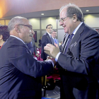 El periodista galardonado, Alfredo Matesanz, saluda al presidente de la Junta, Juan Vicente Herrera, durante la entrega de premios.-ICAL
