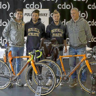 Israel Castañeda y Óscar Pujol, en el centro, posan en el CDO con sus bicicletas.-D.V.