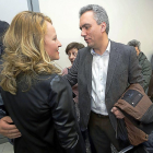 Izquierdo dialoga con Fernández, tras el Pleno.-PABLO REQUEJO (PHOTOGENIC)