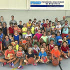 Foto de familia del Campus de Baloncesto de la FMD que se celebra en el polideportivo Parquesol y coordinado por el entrenador Superior Andrés Calvo.-G. V.