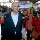 Ramiro Ruíz Medrano, 'asaltado' por los periodistas.-J.M. Lostau