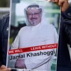 Un manifestante muestra la foto de Jamal Khashoggi en una protesta frente al consulado de Arabia Saudí en Estambul.-REUTERS