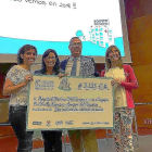 El gerente y personal del hospital, ayer, recogen el premio.-EL MUNDO