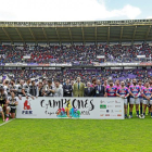 Los jugadores y el cuerpo técnico de SilverStorm El Salvador, celebrando el título de la Copa del Rey, junto con el monarca Felipe VI y la plantilla del Entrepinares como subcampeón.-J. M. LOSTAU