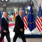 El presidente de EEUU, Donald Trump (derecha), con el presidente del Consejo Europeo, Donald Tusk, en Bruselas.-FRANCOIS LENOIR