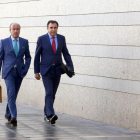 El empresario Francisco Esgueva (D), a su llegada al juzgado de Valladolid para declarar en el marco de la instrucción sobre la tramitación de parques eólicos.-ICAL