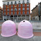 Contenedores de vidrio rosa.-J. M. LOSTAU
