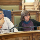 Los ediles de Toma la Palabra Alberto Bustos y María Sánchez, en una votación del pleno de ayer.-P. REQUEJO