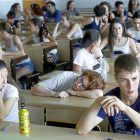 Un grupo de estudiantes durante el descanso entre exámenes en el Aulario Campus Esgueva.-J.M. Lostau
