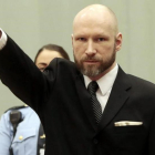 Breivik hace el saludo nazi ante el tribunal de apelación, el pasado enero.-EFE / LISE AASERUD