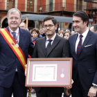 El consejero de Fomento y Medio Ambiente, Juan Carlos Suárez-Quiñones, recibe de manos del alcalde de León, Antonio Silván, la Medalla al mérito de la Policía Local de León que se hace entrega al Servicio de Emergencias de Castilla y León 112-Ical