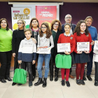 Los ganadores del concurso junto a sus tutores y a representantes del Ayuntamiento y FECOSVA.-E. M.