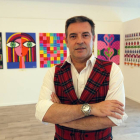 El pintor Ramón Margareto junto algunas de sus obras en la inauguración de la exposición 'Geopop Art'-ICAL