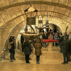 Un grupo de turistas atiende las explicaciones durante la visita a la cripta de la catedral.-BRÁGIMO