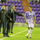 Paco Herrera habla con Anuar en el partido de Copa ante la Real Sociedad.-MIGUEL Á. SANTOS (PHOTOGENIC)