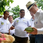 El presidente de Colombia, Juan Manuel Santos (con sombrero) ha pedido a su equipo negociador que "apretre el acelerador" para firmar la paz con las FARC.-EFE / EFRAIN HERRERA