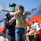 Desembarco de refugiados, el martes, en la isla griega de Creta tras el rescate en el mar de 103 personas-AFP / COSTAS METAXAKIS