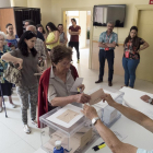 Votantes en un colegio electoral de Salamanca.-ICAL