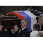 Funcionarios rusos transportan el ataúd del embajador ruso en Ankara asesinado, Andréi Karlov.-MAXIM SHEMETOV / REUTERS