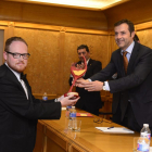 El director general de Turismo de la Junta, Javier Ramírez, entrega el premio a la excelencia a Victor Sagredo.-Ricardo Ordóñez / ICAL