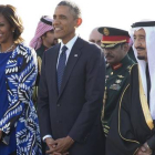 Michelle y Barack Obama, junto al flamante rey saudí, a su llegada a Riad, este martes.-Foto: AP / CAROLYN KASTER