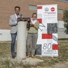 Diego González Aguilera y Rocío Mora con el prototipo en las instalaciones de la Universidad de Salamanca.-EL MUNDO