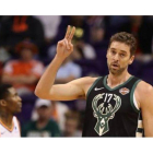 Pau Gasol, con su nueva camiseta.-AFP