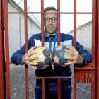 Izquierda, Fernando Hernández posa con dos balones de balonmano dentro de las instalaciones del CentroPenitenciario de Villanubla.-J.M. LOSTAU