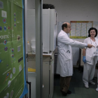 Jesús María Hernández y su equipo en las instalaciones del Instituto de Investigación Biomédica de Salamanca.-ENRIQUE CARRASCAL