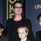 Brad Pitt posa con tres de sus seis hijos, en el Dolby Theatre de Hollywood, en diciembre del 2014.-AP / ROBYN BECK