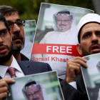 Activistas de derechos humanos y amigos del periodista desaparecido Jamal Jashoggi protestan frente al consulado de Arabia Saudí en Estambul.-REUTERS / MURAD SEZER