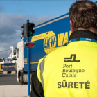 Un guardia de seguridad en el paso de camiones de Calais.-PHILIPPE HUGUEN