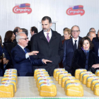 El rey Felipe VI visita las instalaciones de la nueva fábrica de Campofrío.-ICAL