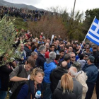 Manifestantes con carteles y banderas griegas durante una marcha contra la construcción de un 'hotspot' en Kos, el 14 de febrero.-EFE / YANNIS KIARIS