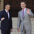 El rey Felipe VI y el presidente del Gobierno, Pedro Sánchez, en el Palacio de Marivent.-BALLESTEROS (EFE)