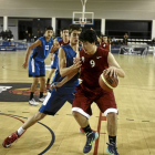 Gálvez intenta ganar la línea de fondo ante un rival balear-M.GONZÁLEZ / APDV