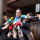 El abogado Luis Antonio Calvo, a la salida del juzgado.-L. V.