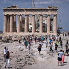 Turistas visitan la Acrópolis, donde se podía pagar con tarjeta, ayer.-Foto: AP / THANASSIS STAVRAKIS