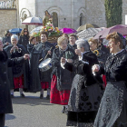 Mujeres de la Asociación de Consumo de Íscar bailan al son de las jotas para acompañar la Virgen en procesión tras la celebración de la misa-J.M. LOSTAU