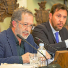 El concejal Manuel Saravia, interviene durante el pleno de ayer ante la mirada de Óscar Puente.-MIGUEL ÁNGEL SANTOS (PHOTOGENIC)
