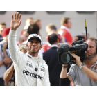 Lewis Hamilton saluda a sus seguidores tras lograr la pole en Malasia.-DIEGO AZUBEL
