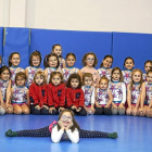 Sofía Velázquez, en primer plano, posa en el polideportivo del Colegio Sagrada Familia - Hijas de Jesús junto a sus compañeras de gimnasia rítmica.-MIGUEL Á. SANTOS