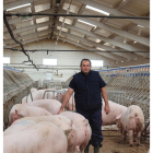Javier Pascual con sus animales en el interior de su explotación.-E.M.