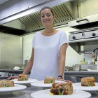 Azucena Salazar en la cocina de La Vinícola, el restaurante del hotel NH Palacio del Duero, en Zamora.-J. L. CABRERO